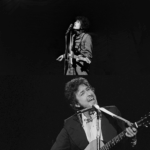 The video, barely two minutes long, was uploaded to social media by an audience member who captioned it simply: “She owned the stage. Dylan would be proud.” What followed was an avalanche of views, comments, and shares. Within 48 hours, the clip had over 10 million views across platforms. And soon after, major music pages, Dylan fan forums, and even celebrity artists were resharing the performance with comments like “haunting,” “spellbinding,” and “Bob Dylan reborn in the Himalayas.”
